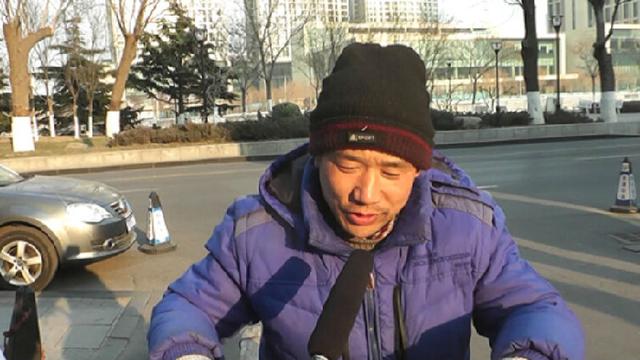 在天津从事旧家电回收的张师傅,就得留下来继续干活。和过去的2年一样,他还是打算留在天津过年,希望为这一年赢得最后的大丰收。看着同乡们订火车票、采买礼物,准备回家,张师傅只能羡慕。虽然能与妻儿团聚,但是过年不能陪在80岁高寿的老母亲身边,不能与乡里乡亲把酒言欢,张师傅显得十分失落。
