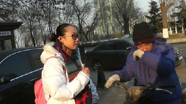 在天津从事旧家电回收的张师傅,就得留下来继续干活。和过去的2年一样,他还是打算留在天津过年,希望为这一年赢得最后的大丰收。看着同乡们订火车票、采买礼物,准备回家,张师傅只能羡慕。虽然能与妻儿团聚,但是过年不能陪在80岁高寿的老母亲身边,不能与乡里乡亲把酒言欢,张师傅显得十分失落。