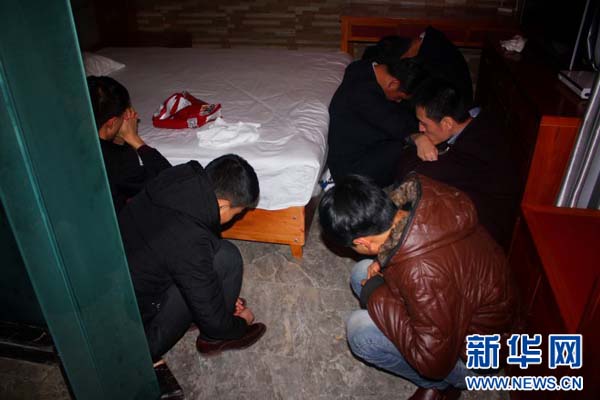 专项行动期间，根据群众举报线索和前期暗访情况，警方对西宁市城西区“悦温泉”洗浴进行突查，当场抓获涉嫌卖淫嫖娼违法行为人6人，涉嫌容留、介绍卖淫犯罪嫌疑人1人。目前，该案正在进一步审理中。