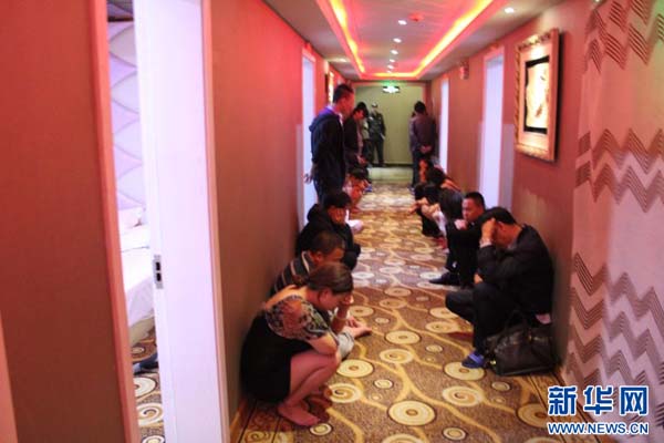 专项行动期间，根据群众举报线索和前期暗访情况，警方对西宁市城西区“悦温泉”洗浴进行突查，当场抓获涉嫌卖淫嫖娼违法行为人6人，涉嫌容留、介绍卖淫犯罪嫌疑人1人。目前，该案正在进一步审理中。