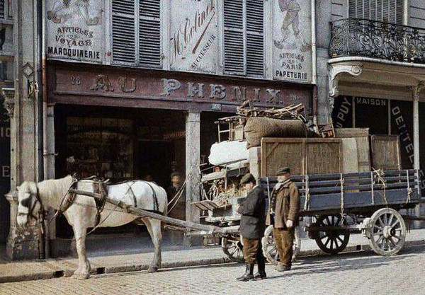 4,在马恩河的第二次战役法国被击败后,民众们收拾好个人物品驾着马车