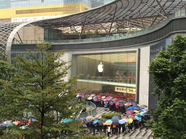 广州苹果直营店首日排长队,却仅是广东第二家