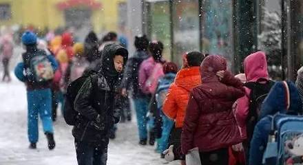 中国孩子大雪放假,日本孩子却迎着风雪裸跑!危机感吗?