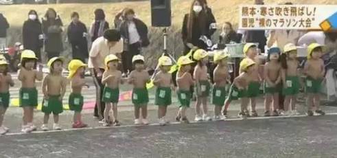 中国孩子大雪放假,日本孩子却迎着风雪裸跑!危机感吗?