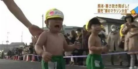 中国孩子大雪放假,日本孩子却迎着风雪裸跑!危机感吗?
