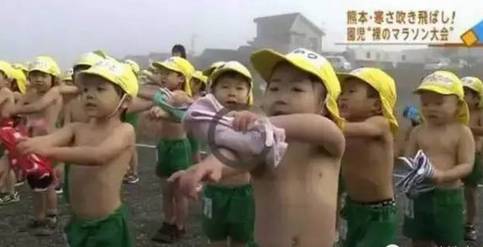 中国孩子大雪放假,日本孩子却迎着风雪裸跑!危机感吗?