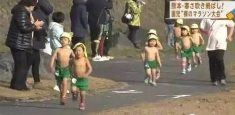 中国孩子大雪放假,日本孩子却迎着风雪裸跑!危机感吗?