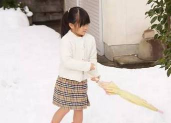 中国孩子大雪放假,日本孩子却迎着风雪裸跑!危机感吗?
