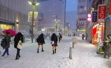 中国孩子大雪放假,日本孩子却迎着风雪裸跑!危机感吗?