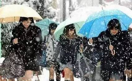 中国孩子大雪放假,日本孩子却迎着风雪裸跑!危机感吗?