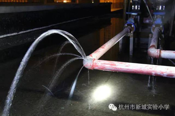 【正能量】极寒夜新城实验小学水管爆裂报修告