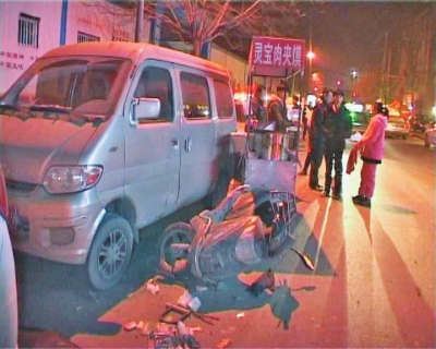 郑州街头丰田撞3辆车两小吃摊后逃逸 司机疑酒驾
