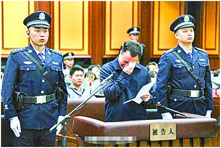 庭审进行到最后陈述阶段,万庆良一手拿着书面材料,一手捂住半边脸,痛哭流涕,称自己之所以从一名党的高级干部沦为违法犯罪分子,最根本的原因是严重缺乏政治定力、严重缺乏宗旨定力、严重缺乏理论定力、严重缺乏法纪定力。对自己犯下严重的受贿罪行,表示万分悔恨,深感对不起党,对不起人民,对不起家人。恳求法庭能给他一个改过自新的机会。