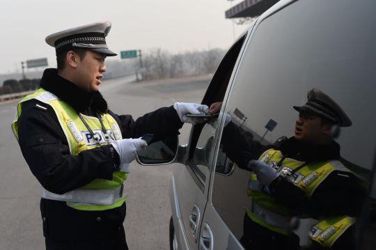 山西"死亡路段"高速交警严寒中护航春运