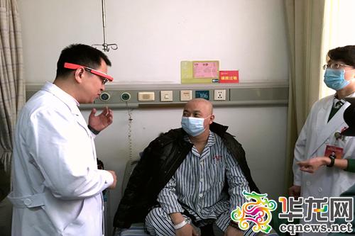 查房时,医生通过佩戴的眼镜将看到的患者情况实时传输给远在外地的专家。