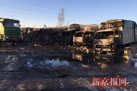 北京大洋路菜市场凌晨大火 50余辆运菜车烧成