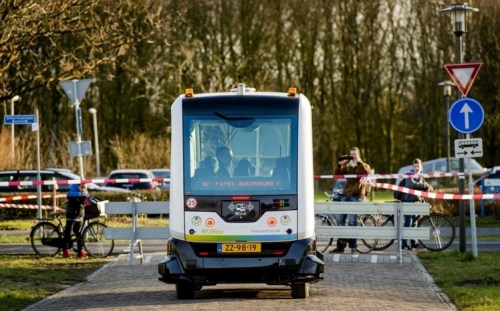 荷兰首试驾无人迷你巴士 预计今夏正式投入使