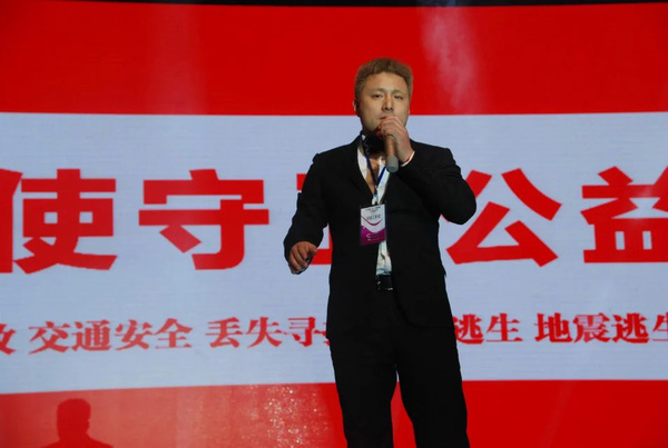 大手牵小手·大爱河南大型公益群星巡演在驻马店市