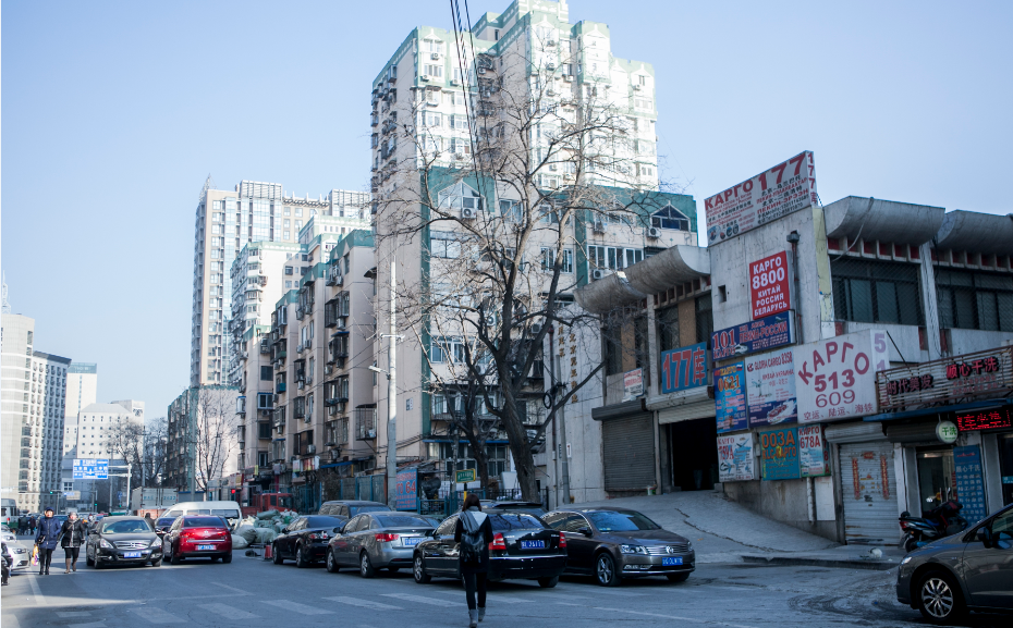 雅宝路曾是金钱的代名词,美金、人民币、卢布在这里得到了最快速度的流通,数以万计的普通人成为百万富翁、千万富翁。
