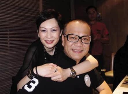 欧阳震华太太傅洁娴是前澳门赌王傅老榕的孙女。傅老榕家族为香港富丽华酒店创办人,酒店1985年上市,家族持有资产约80亿港币。 这是一桩女追男的姻缘,连结婚都是傅洁娴主动提出的。但他们的婚事直到4年后才公开,不是因为欧阳震华的演员身份,而是因为傅洁娴是豪门后人,务必低调。