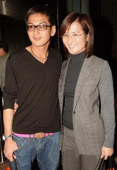 无线艺员吴家乐与富家女周蕙蕙注册结婚,这次吴家乐娶得美人归,究竟是不是“讲心不讲金”呢?周蕙蕙身为其士集团的太子女,出阁并没有豪门夜宴,只是简单地于酒店举行仪式,结帐只约10万。他们的结婚戒指虽然款式精美,却不是传统的大颗钻石,吴家乐娶老婆花费不超过20万,实在省钱。现在两人已经有一女儿及双胞胎儿子,生活幸福美满。