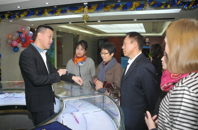 关炜楠副会长向来宾们介绍公司产品