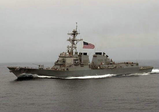 图为美国海军拉森号导弹驱逐舰.