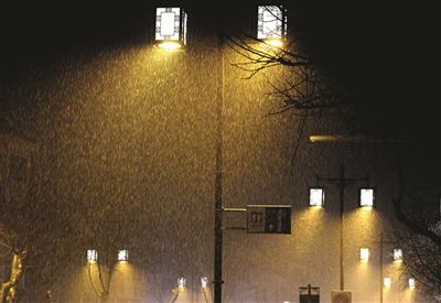 苏州:夜,雪不止昨晚,苏州十梓街旁仿古照明路灯与纷纷扬扬的飘雪相映