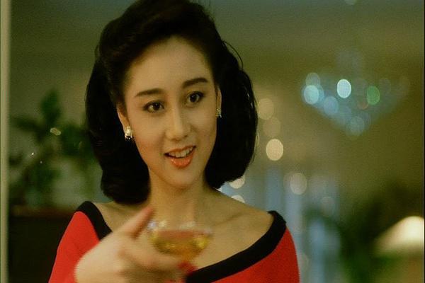 1989年,与李连杰,周星驰拍摄电影《龙在天涯,因此与李连杰相识相爱.