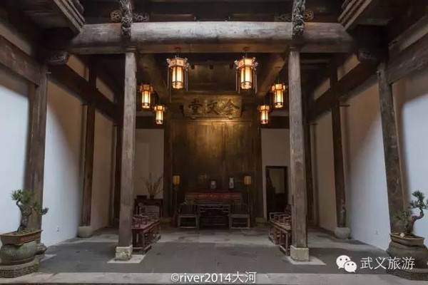 这是一栋安徽特色的老房子,在皖南的黄山市比较常见.