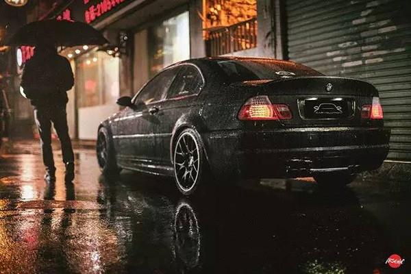 无法逾越的经典雨夜下的bmwe46m3