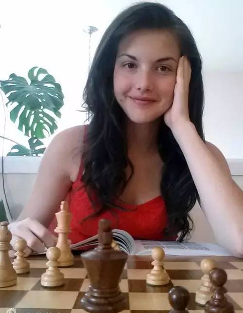 加拿大20的国际象棋女神alexandra botez.