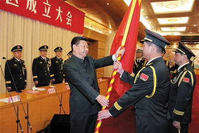 原文配图：习近平将军旗授予西部战区司令员赵宗岐、政治委员朱福熙。
