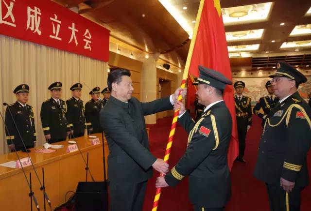 习近平将军旗谨慎授与东部战区司令员刘粤军 政委郑卫平