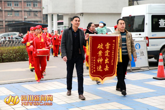 小豪爸爸妈妈送锦旗给达州警方称谢