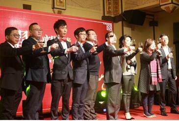 耀鸣控股集团主席吴鸣霄,椰果国际创始人兰林以及上海易赜等全体员工