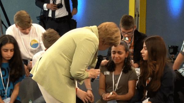 去年6月，默克尔参加德国一档电视谈话节目，一个来自黎巴嫩的女孩向她哭诉在德国的艰难处境 来源：德国《明镜》