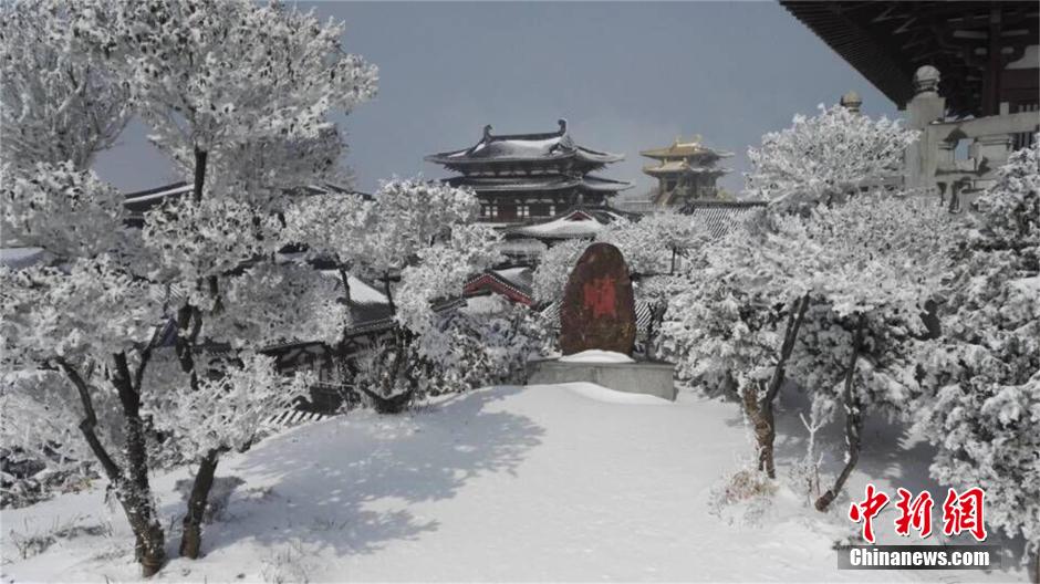 湖北随州大洪山慈恩寺披银装(组图)