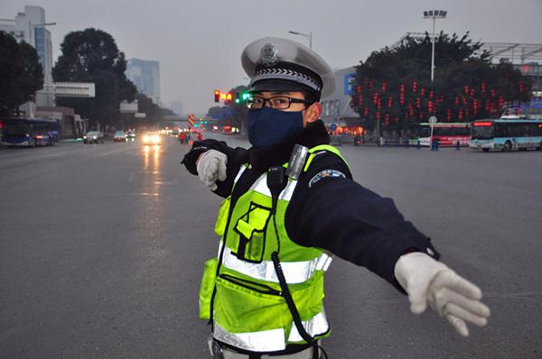 日前,市交警支队给民警统一配发制式口罩.