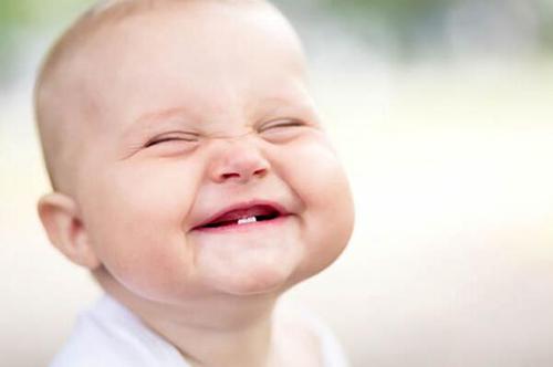 宝宝出牙有征兆,怎样减轻宝宝出牙痛?