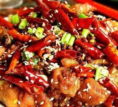 隐藏在歌乐山的辣子鸡 来到歌乐山,一定要去林中乐辣子鸡,满满一大盘