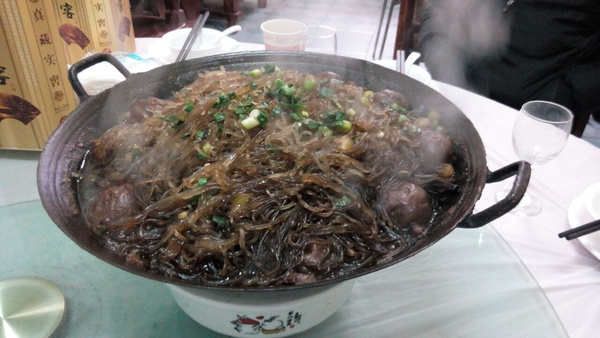 旅游 正文  标准的陵阳八鲜一品锅(即俗称的陵阳锅子),需要的配料有上