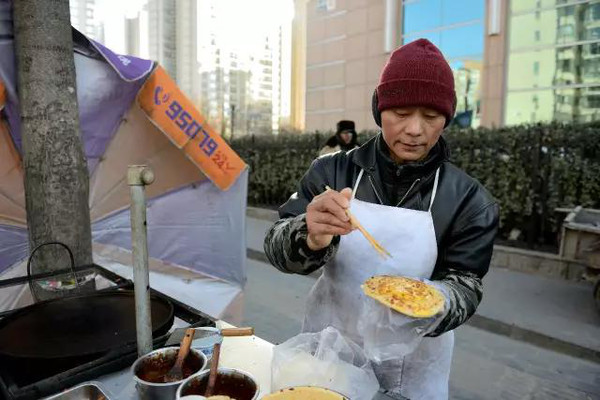 每一个在街头叫卖的小贩,都值得你为他们驻足