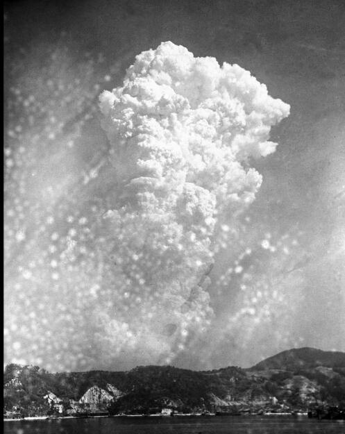广岛原子弹爆炸后烟雾上升20000英尺以上.
