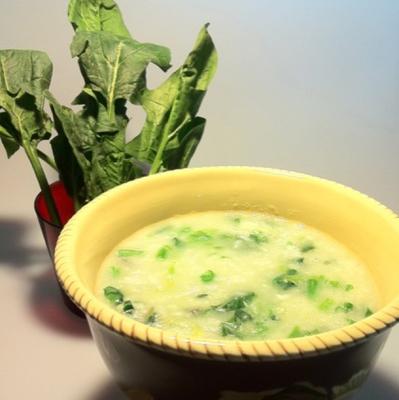 鸡蛋菠菜粥材料:大米200克,玉米碎50克,鸡蛋1个,菠菜1棵,葱花适量