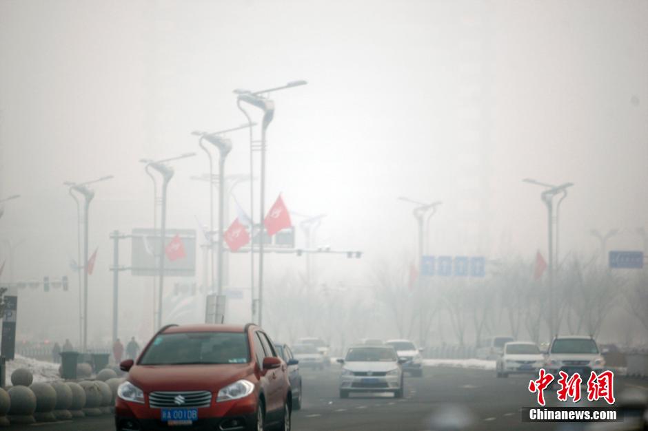 乌鲁木齐现雾霾天 城区多区域空气重污染(组图)