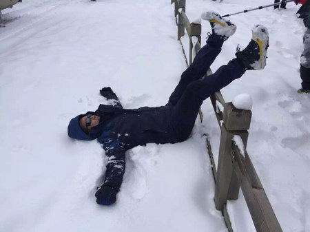 王耀庆滑雪庆祝杀青 搞怪不顾形