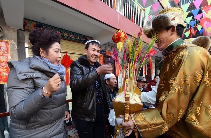 拉萨:社区大院里的新年团拜会(组图)