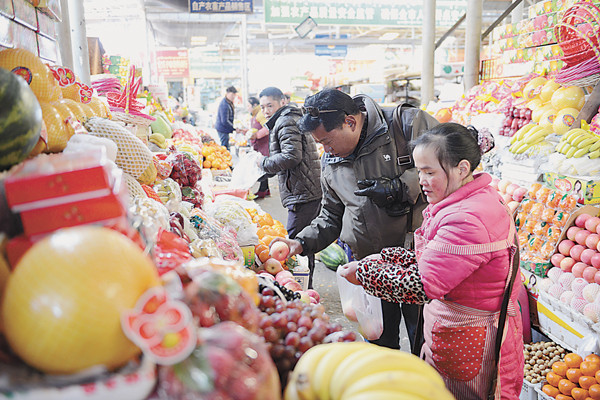 图为墨竹工卡县群众在市场上挑选藏帽.记者 裴聪 摄