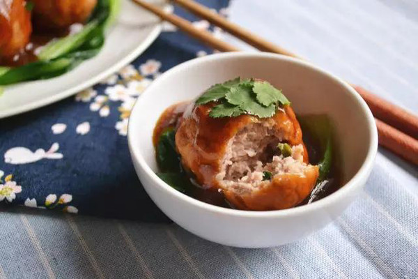 年夜饭上再露一手,那就来个红烧狮子头